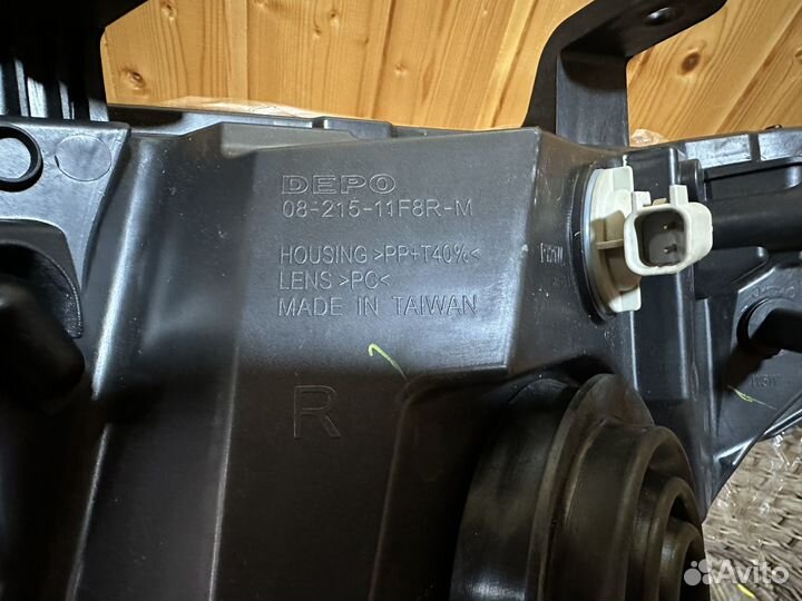 Фара передняя правая на Nissan Navara