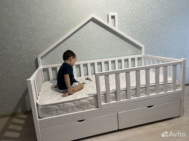 Детская кроватка-домик с вертикальными бортиками