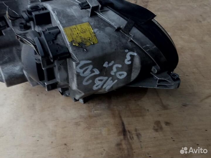 Фара левая Mercedes-Benz C-Class