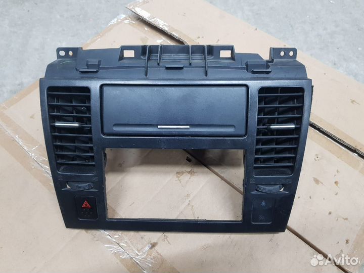 Накладка центральной консоли Nissan Tiida C11