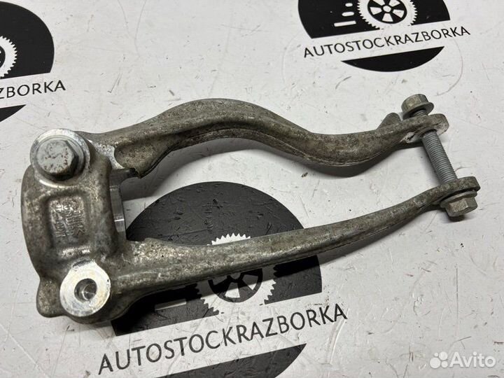 Кронштейн амортизатора передний правый Porsche