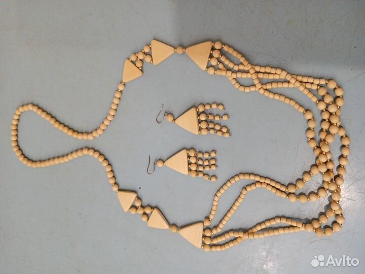 Серьги и бусы