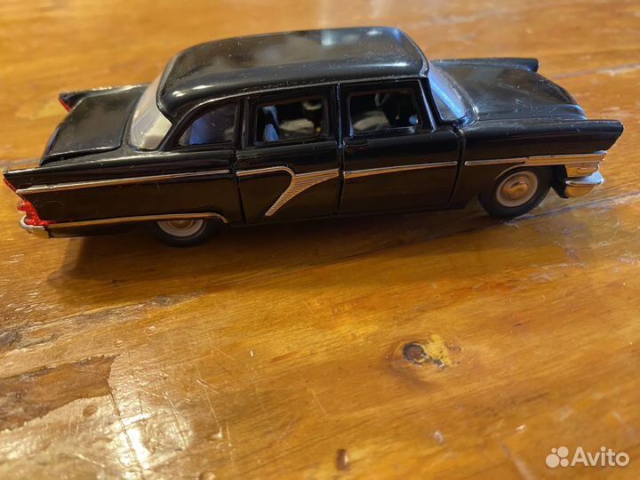 Модель автомобиля Чайка Газ - 13 СССР 1:43