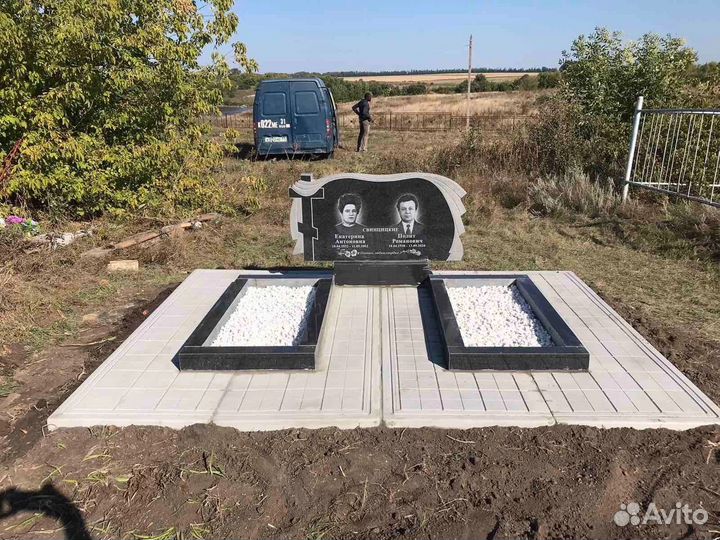 Благоустройство плитами могил на кладбище