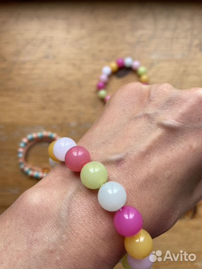 Браслеты из разноцветных бусин на резинке