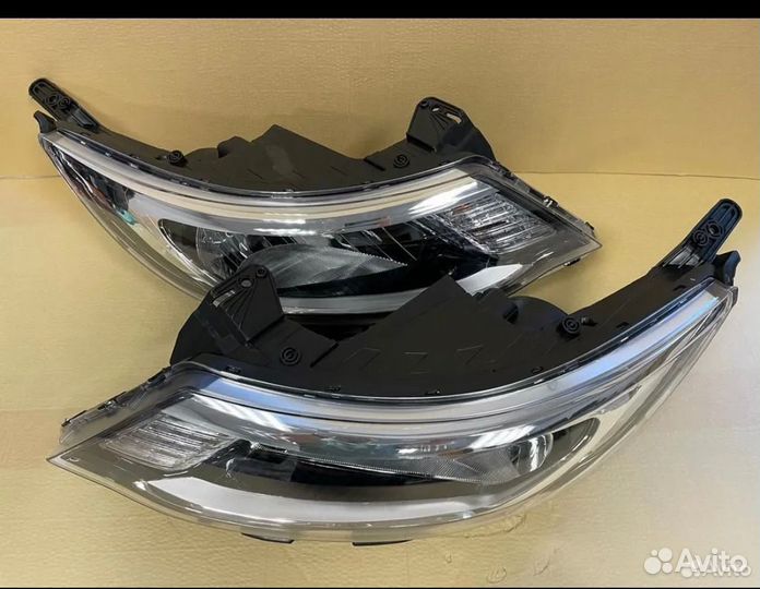 Фара передняя правая на Kia Rio 3 2014