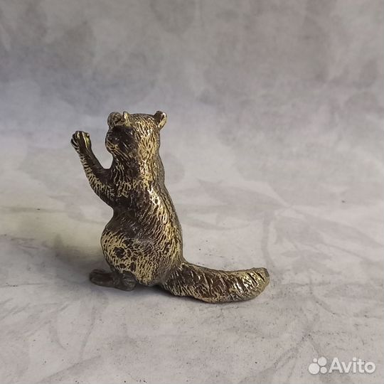Коллекционная бронзовая миниатюра Енот
