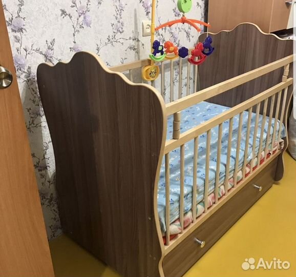 Детская кровать с маятником и ящиком