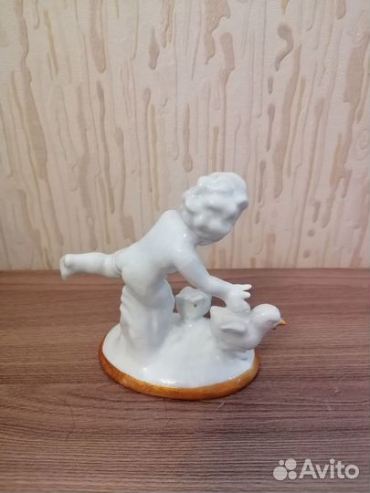 Фарфоровая статуэтка Путти в погоне за цыплятами