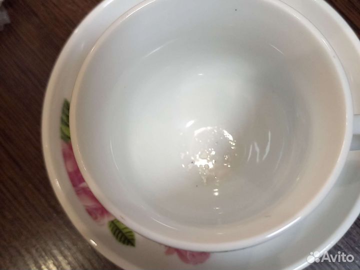 Кофейные чашечки с блюдцами на подставке