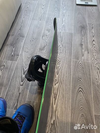 Сноуборд с креплениями и ботинками