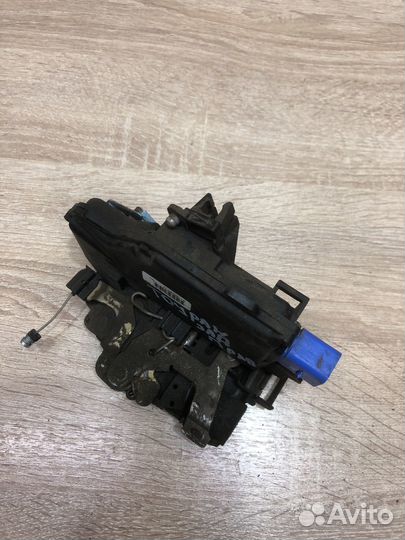 Замок двери задний правый Фольксваген Тоуран