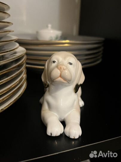 Фарфоровая статуэтка собака