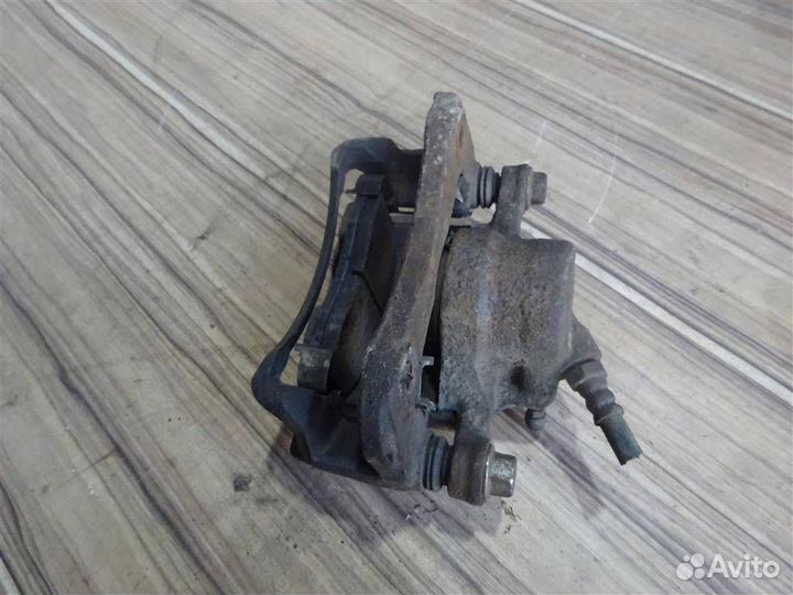 Суппорт передний правый Mitsubishi Space Runner