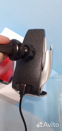 Сенсорный держатель с беспроводной зарядкой