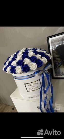 Букет 81 и 101 синие и белые мыльные розы