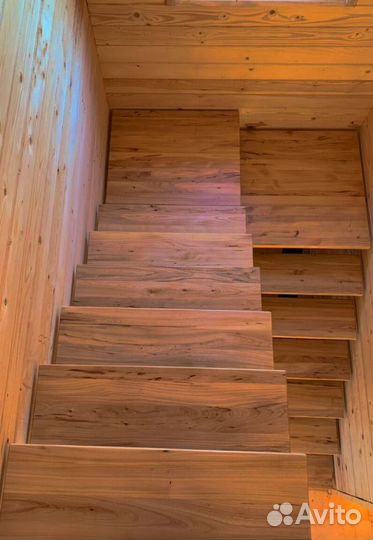 Лестница на металлокаркасе закрытого типа