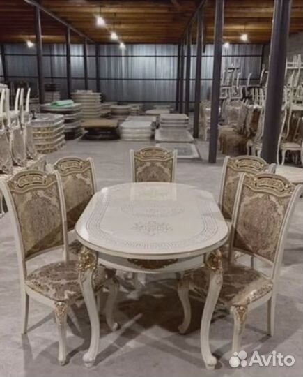 Кухонный стол и стулья в комплекте