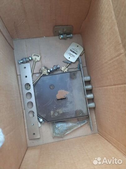 Замок дверной