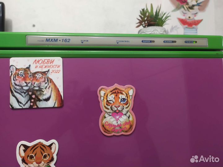 Продаётся красивый яркий холодильник