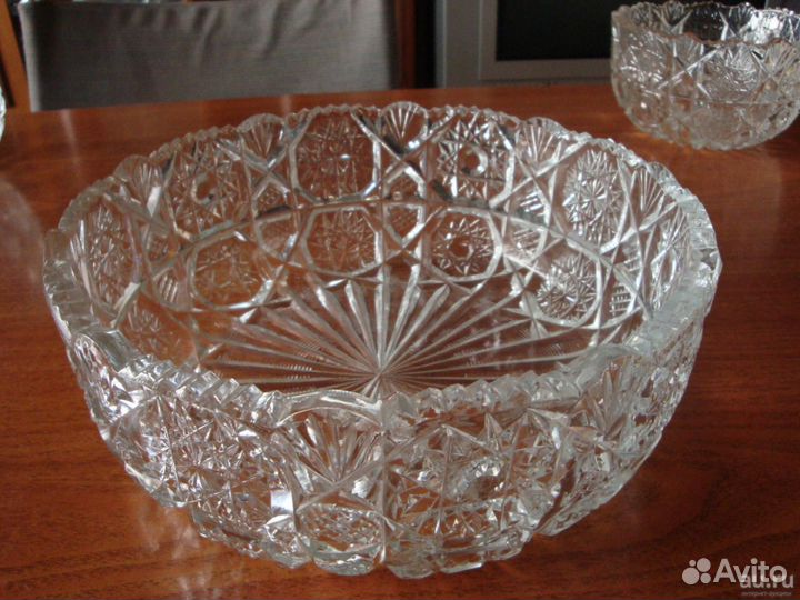 2 больших хрустальных салатников