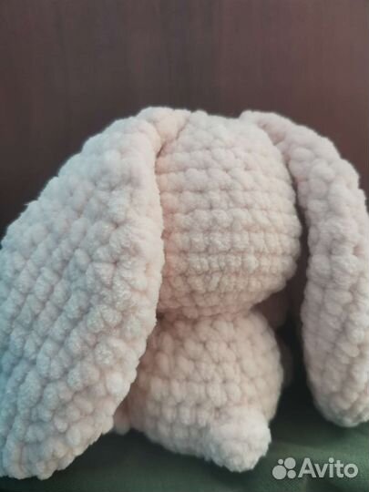 Плюшевый зайка вязаный