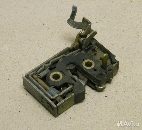 Замок двери передней правой Passat B3