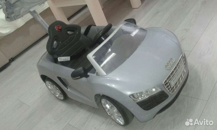 Машинка-каталка Audi