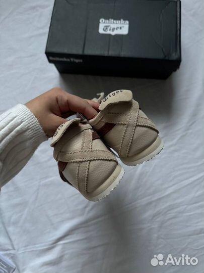 Кроссовки женские