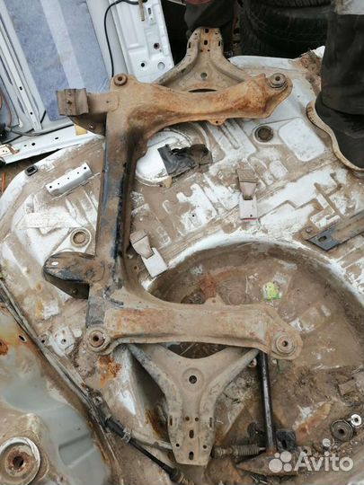 Подрамник двигателя на audi 80