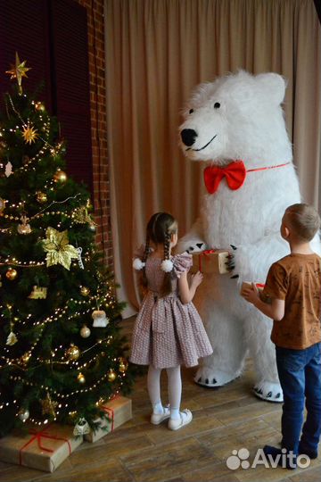 Белый мишка с поздравлением