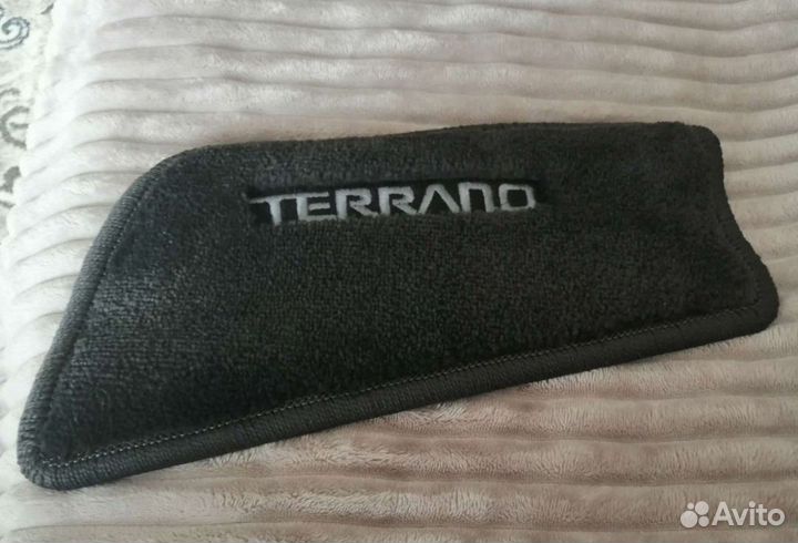 Коврик на панель приборов Nissan Terrano