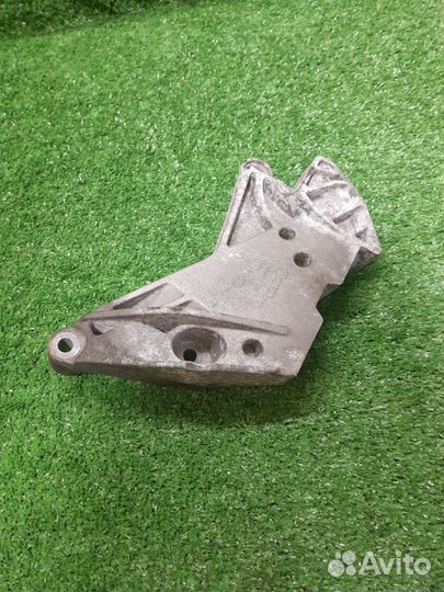 Кронштейн двигателя правый шкода октавия а5