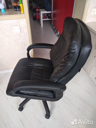 Кресло офисное черное кожаное