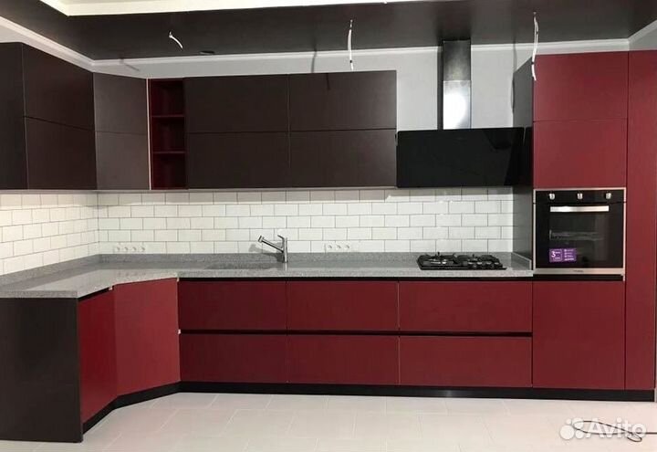 Угловой кухонный гарнитур современный