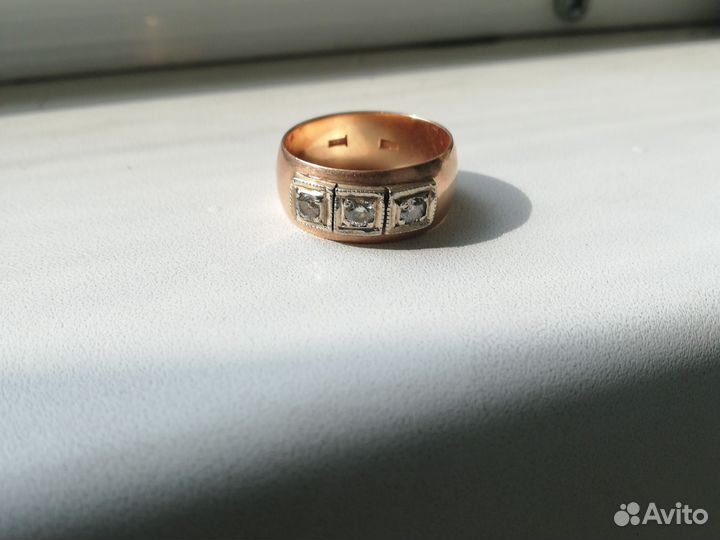 Золотое кольцо с бриллиантом