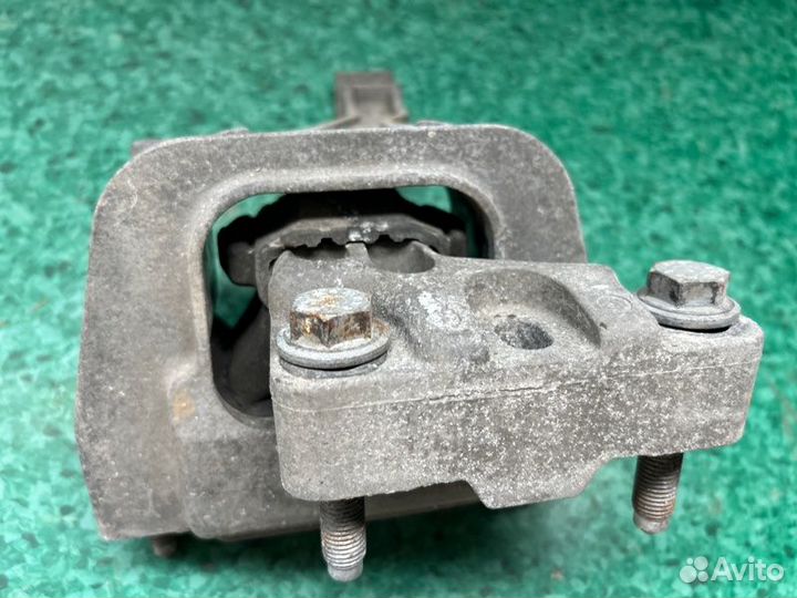 Подушка двигателя правая Skoda Octavia A7