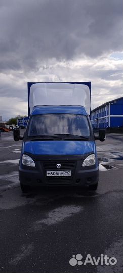 Водитель со своим грузовым авто 3.5