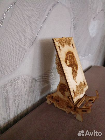 Деревянная подставка для телефонов