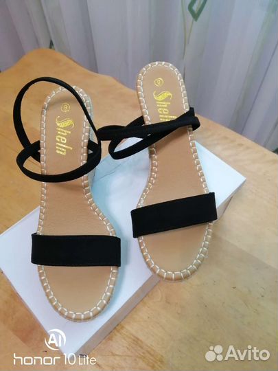 Сандалии новые