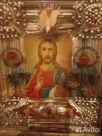 Старинная икона в киоте