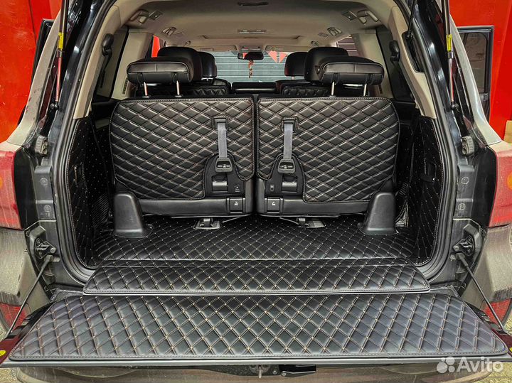3D коврики в багажник Toyota Land Cruiser 200
