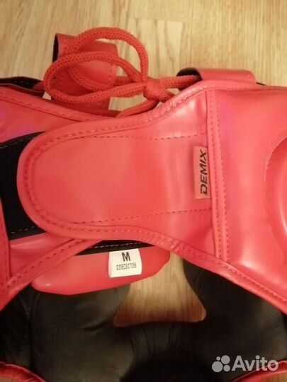 Боксерский шлем и перчатки