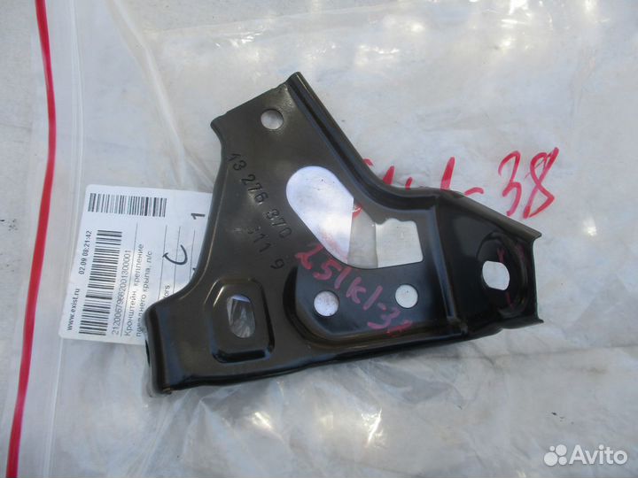 Кронштейн переднего левого крыла Opel Astra J 2010