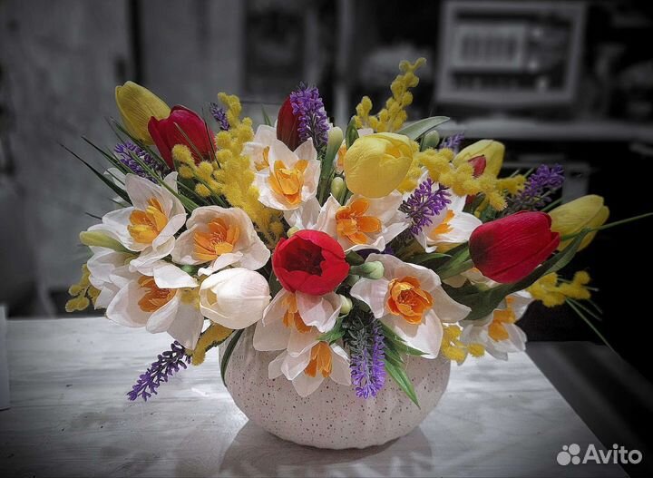 Композиция из искусственных цветов