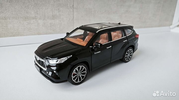 Модель Toyota Highlander масштаб 1:24