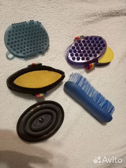 Набор щеток для чистки лошади