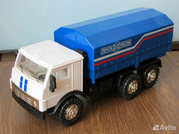 Грузовик бортовой со съемным тентом