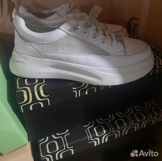 Продам женские кроссовки