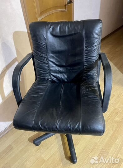 Офисное кожаное кресло руководителя